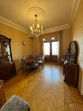 Satılır 7 otaqlı mənzil 156 m²