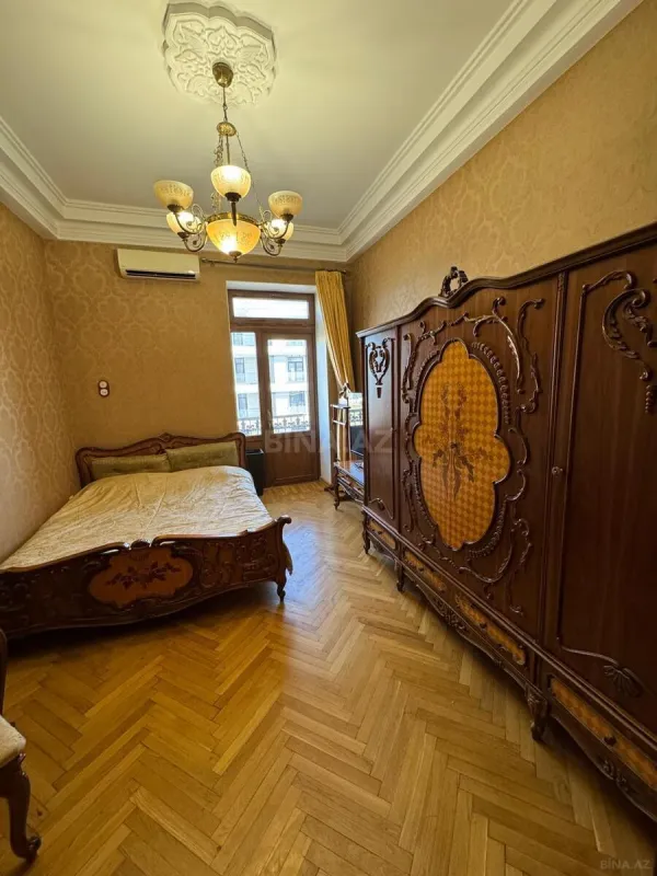 Satılır 7 otaqlı mənzil 156 m²