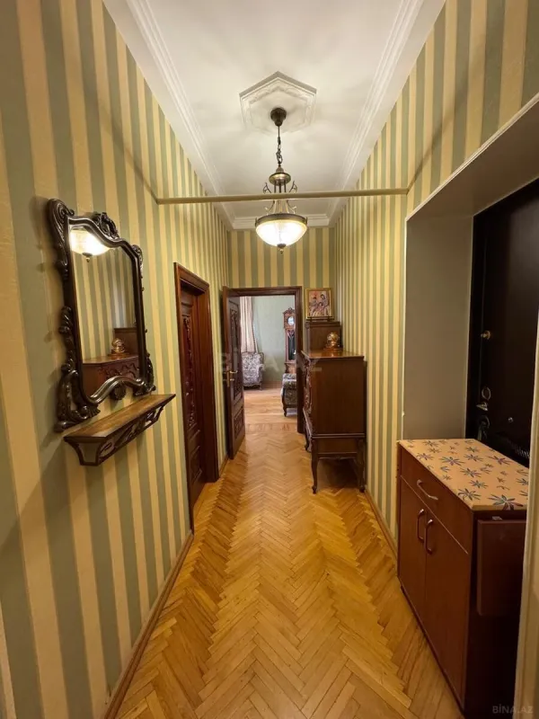 Satılır 7 otaqlı mənzil 156 m²