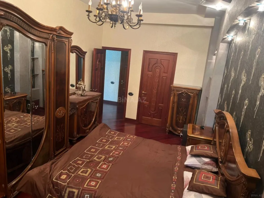 Satılır 4 otaqlı mənzil 210 m²