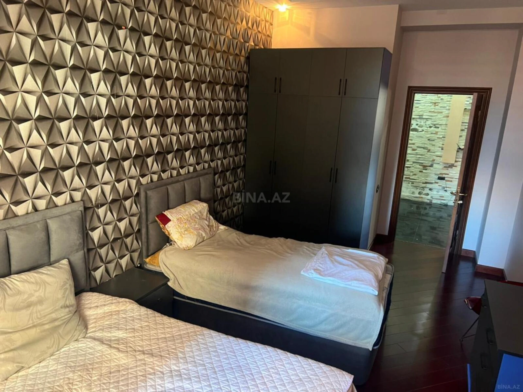 Satılır 4 otaqlı mənzil 210 m²