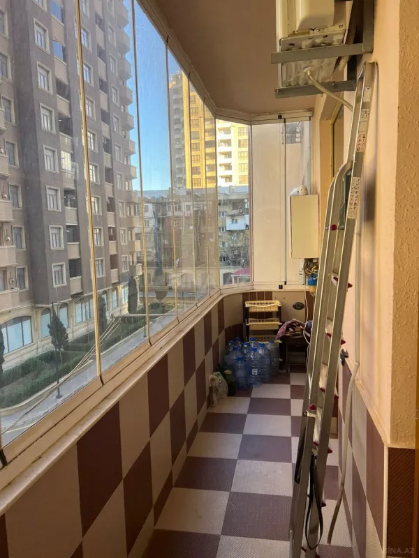 Satılır 4 otaqlı mənzil 210 m²
