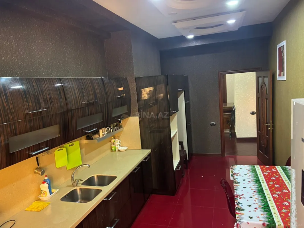 Satılır 4 otaqlı mənzil 210 m²