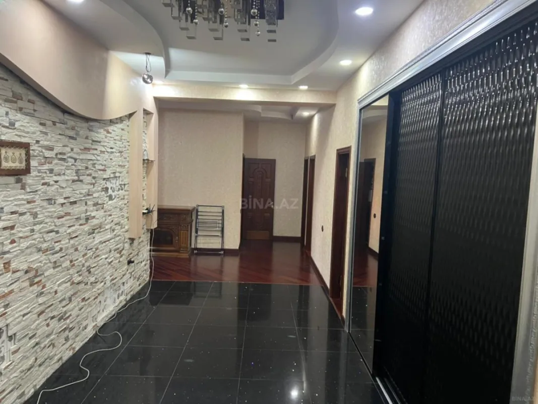 Satılır 4 otaqlı mənzil 210 m²