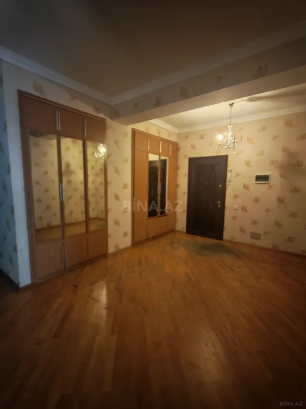 Satılır 4 otaqlı mənzil 177.1 m²
