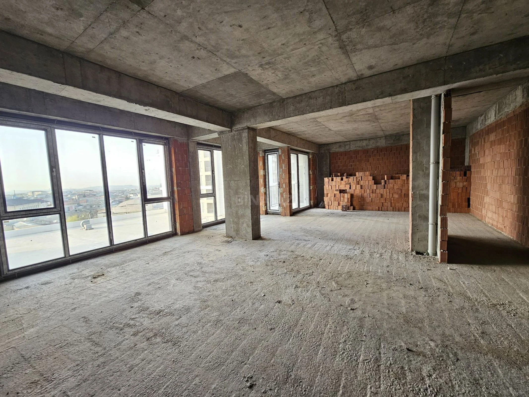 Satılır 4 otaqlı mənzil 172.8 m²