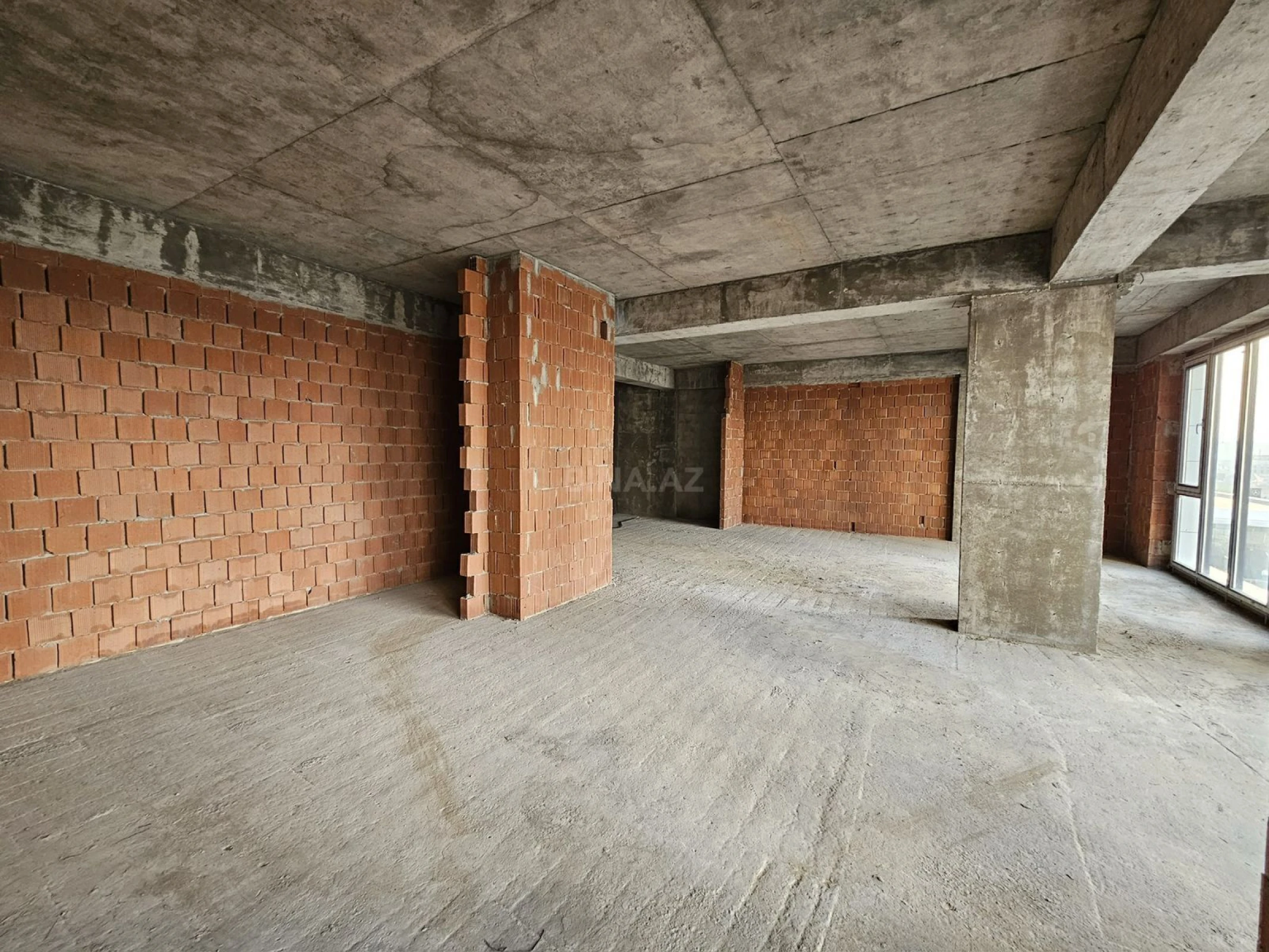 Satılır 4 otaqlı mənzil 172.8 m²