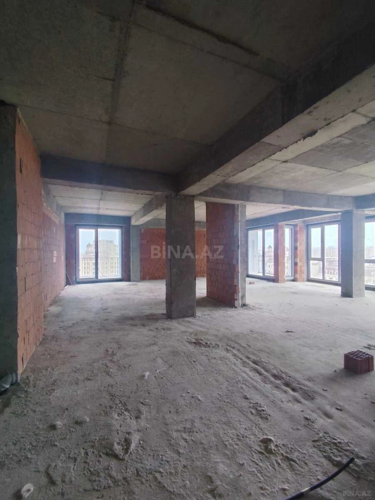 Satılır 4 otaqlı mənzil 172.8 m²