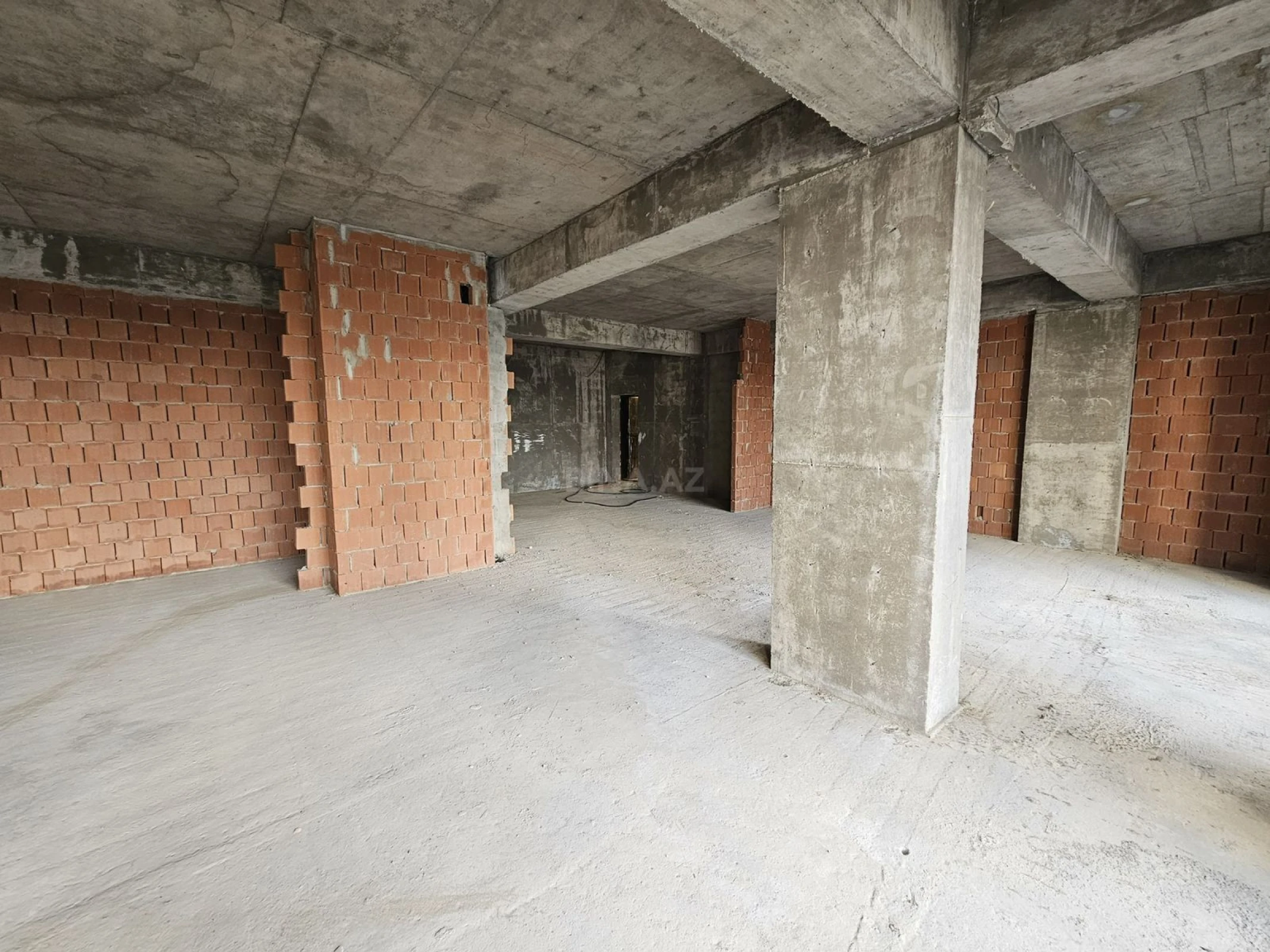 Satılır 4 otaqlı mənzil 172.8 m²