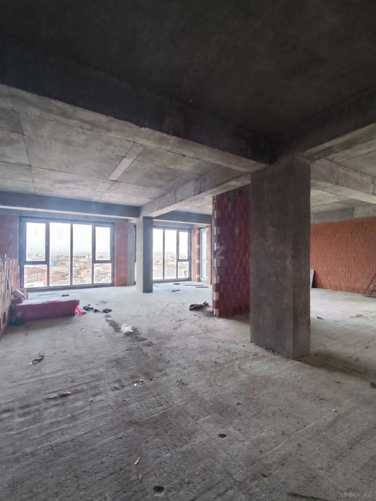 Satılır 4 otaqlı mənzil 172.8 m²