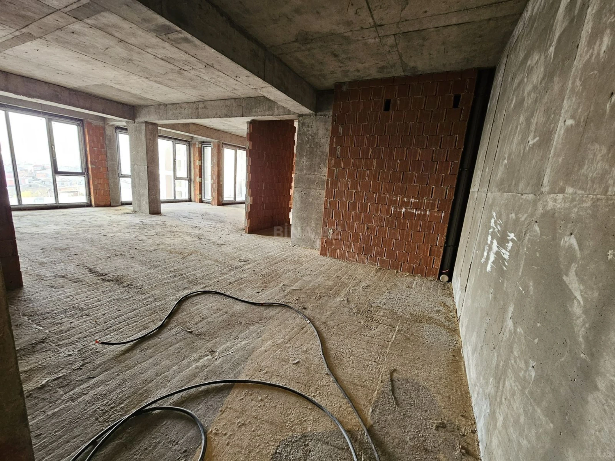 Satılır 4 otaqlı mənzil 172.8 m²