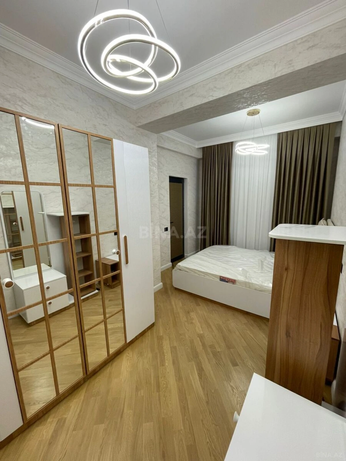 Kirayə verilir 2 otaqlı mənzil 111 m²