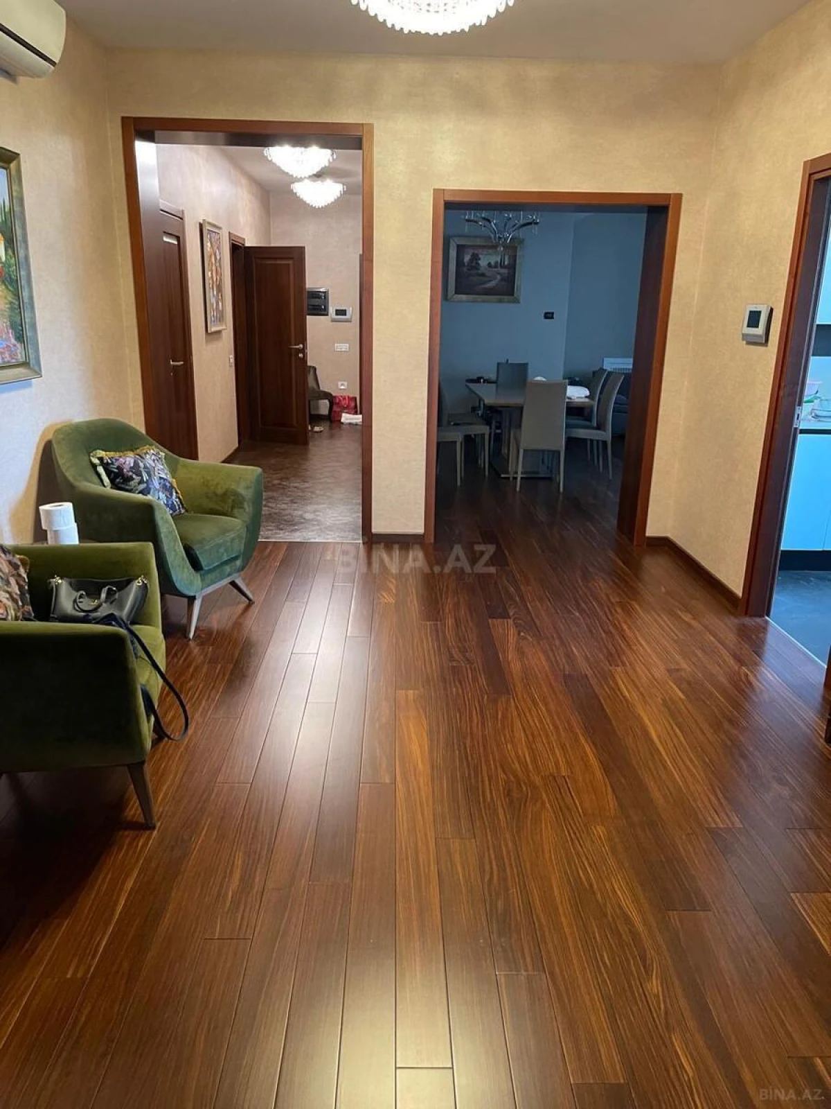 Kirayə verilir 4 otaqlı mənzil 193 m²