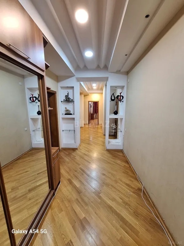 Kirayə verilir 5 otaqlı mənzil 160 m²