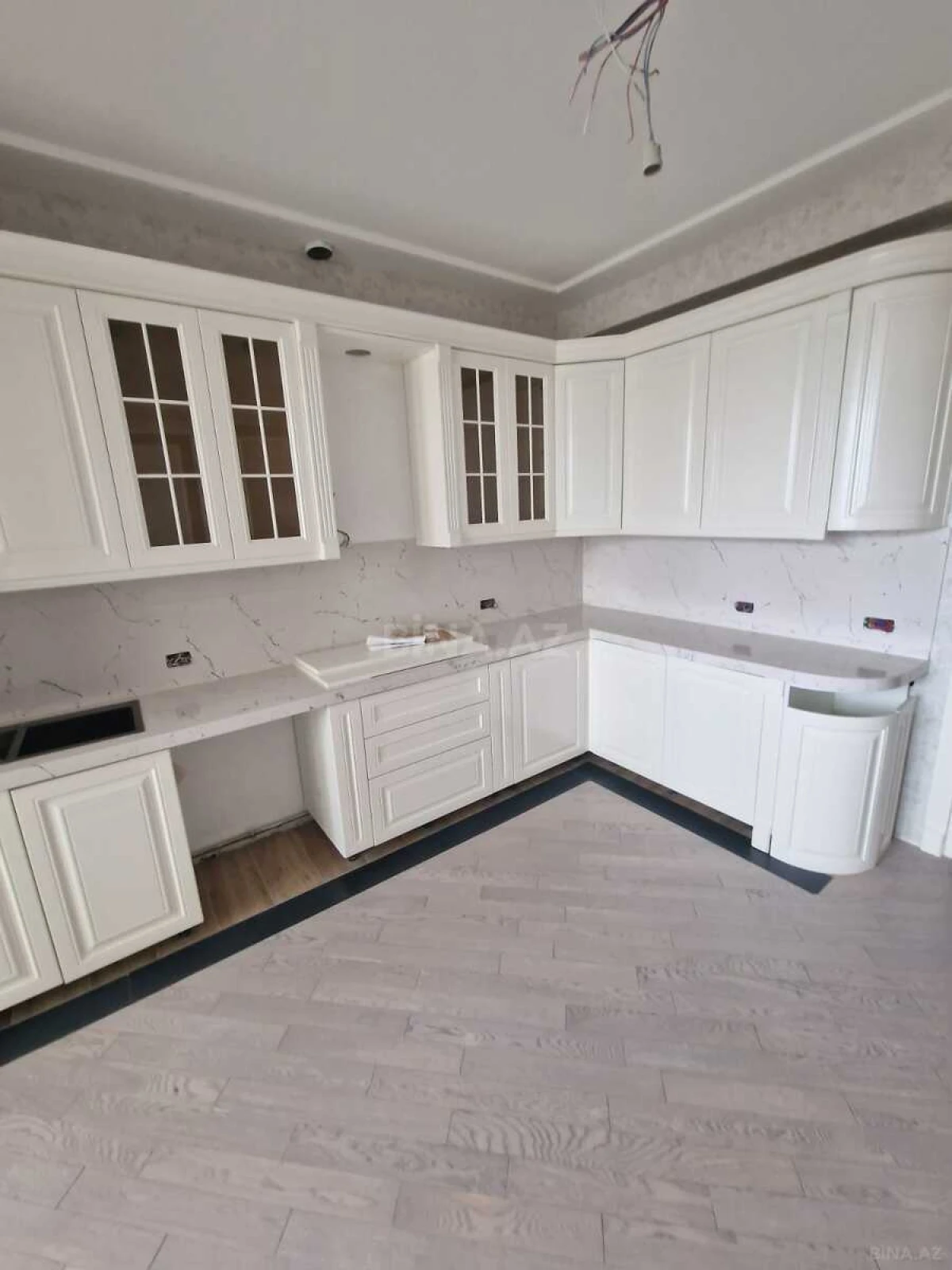 Satılır 4 otaqlı mənzil 205 m²