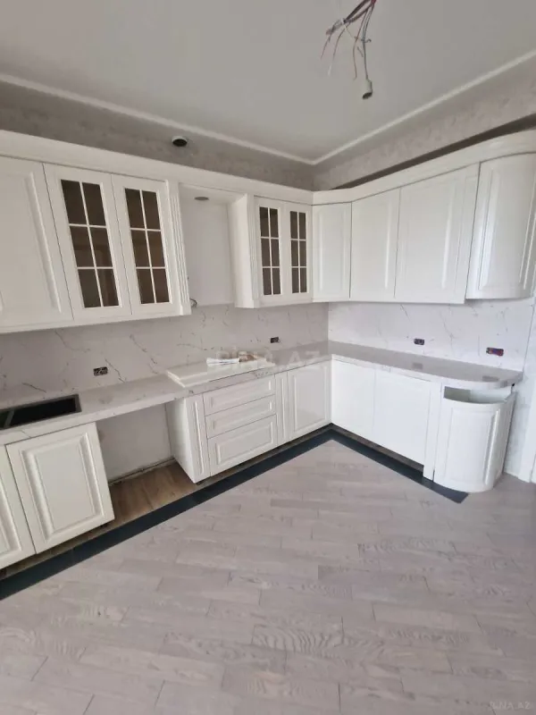 Satılır 4 otaqlı mənzil 205 m²