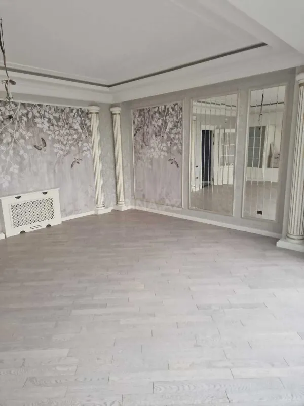 Satılır 4 otaqlı mənzil 205 m²