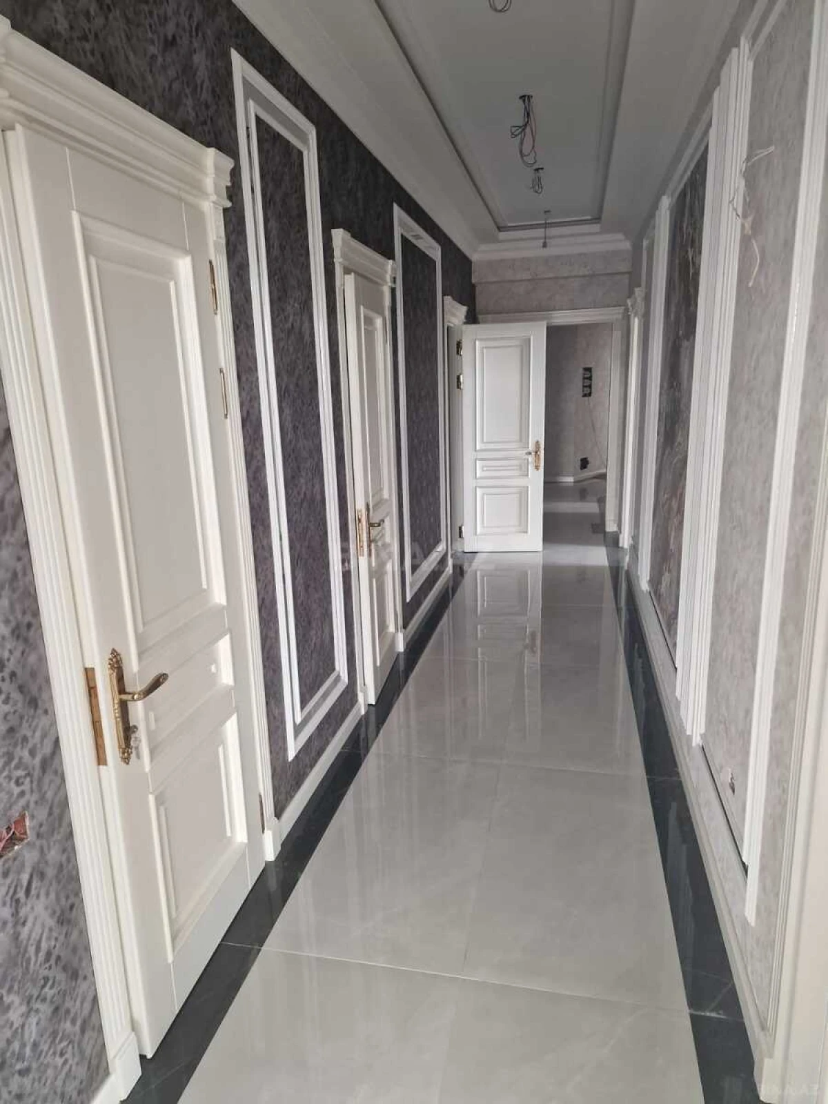 Satılır 4 otaqlı mənzil 205 m²