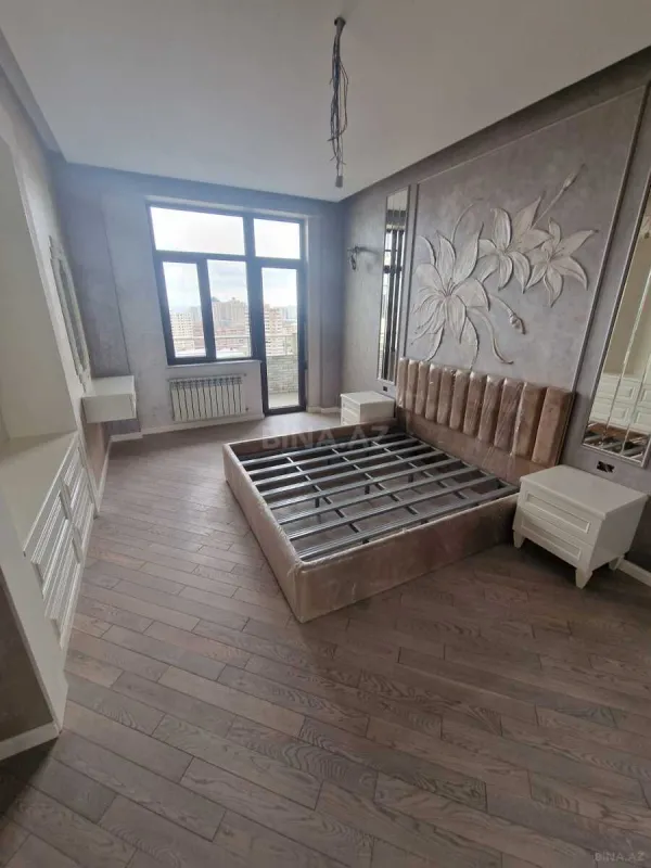 Satılır 4 otaqlı mənzil 205 m²