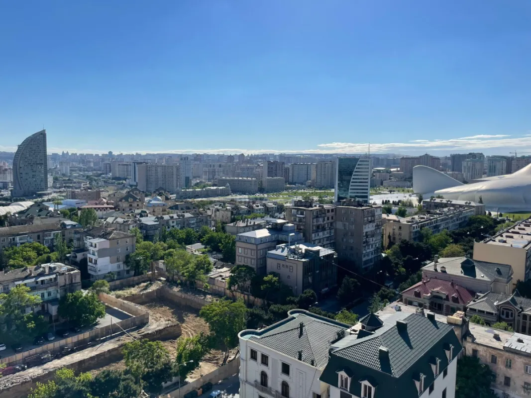 Kirayə verilir 3 otaqlı mənzil 131 m²