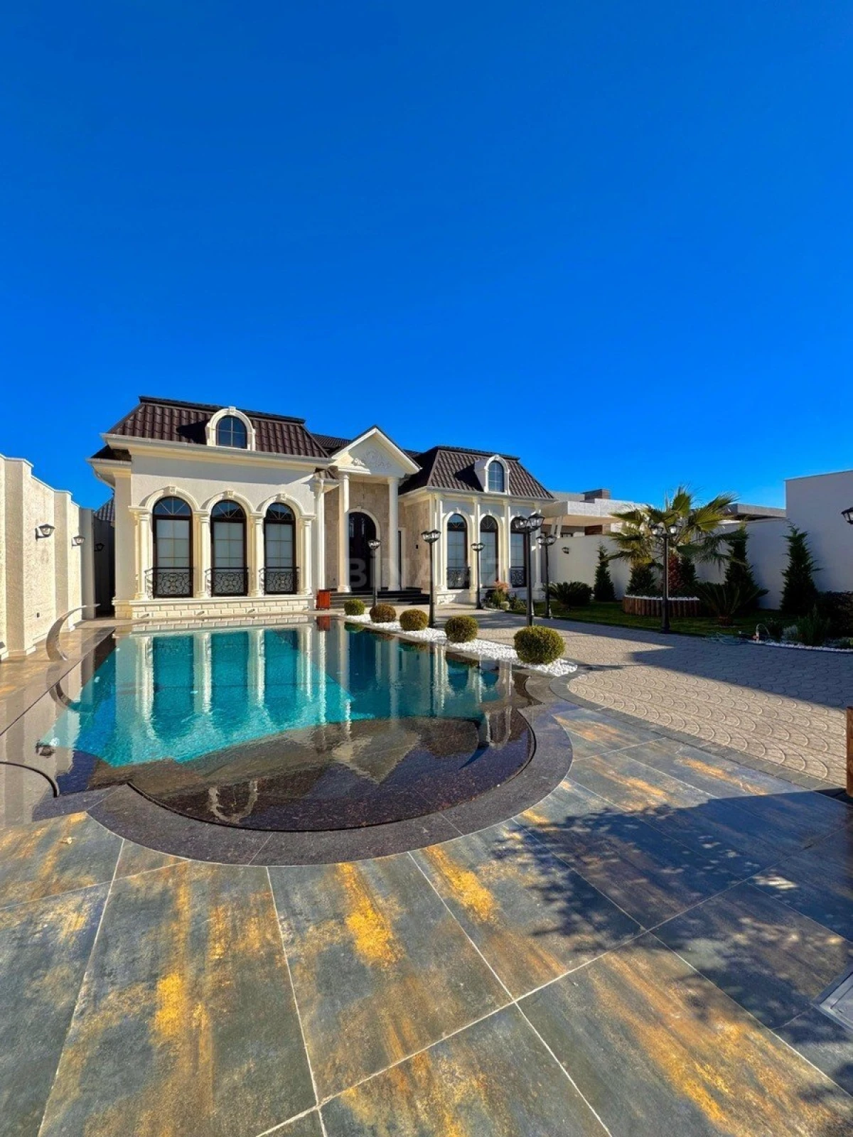 Satılır 4 otaqlı həyət evi 240 m²