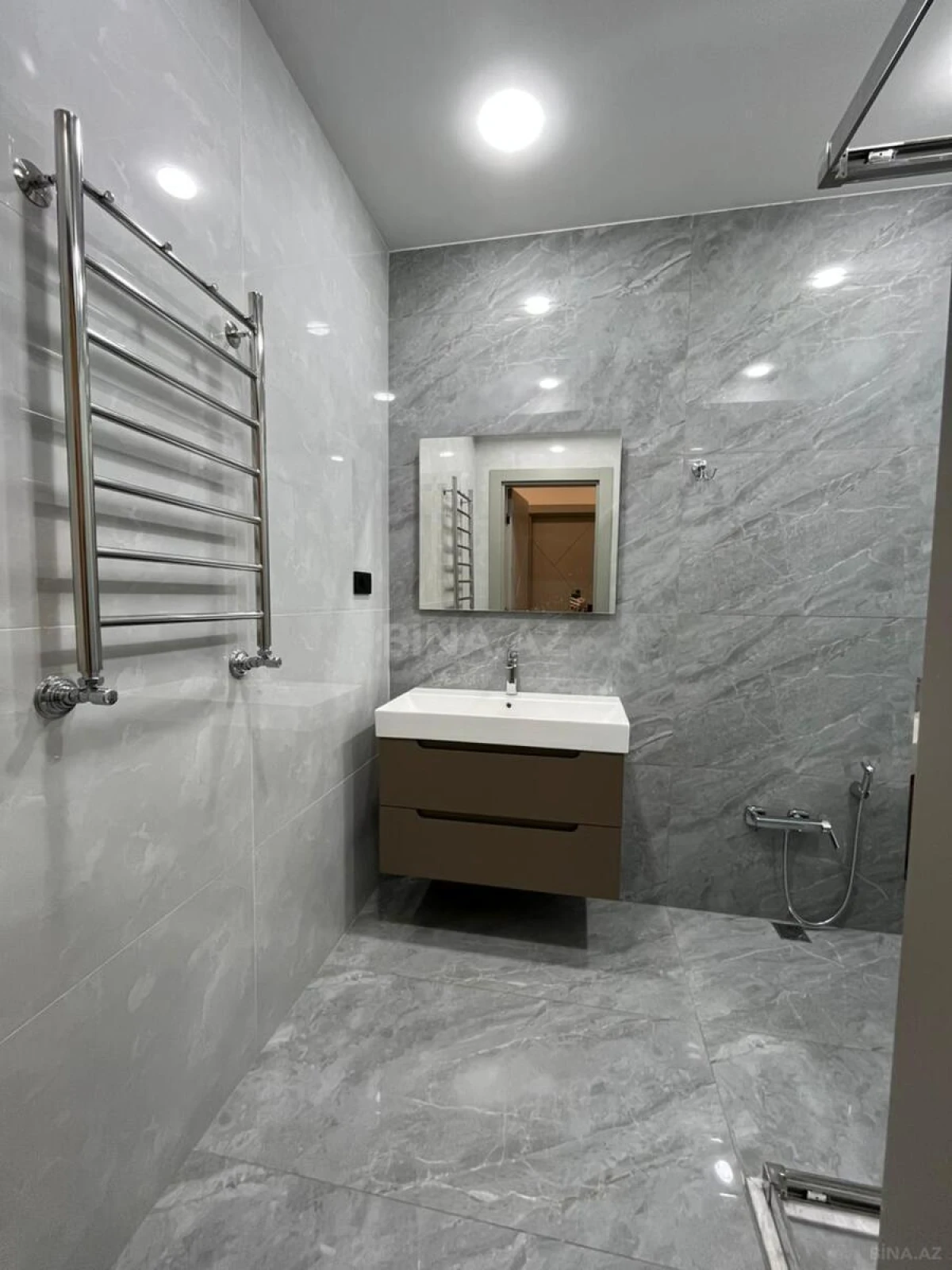 Satılır 4 otaqlı mənzil 145 m²