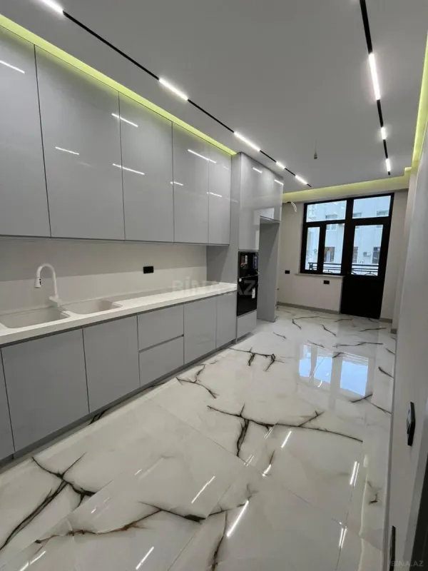 Satılır 4 otaqlı mənzil 145 m²