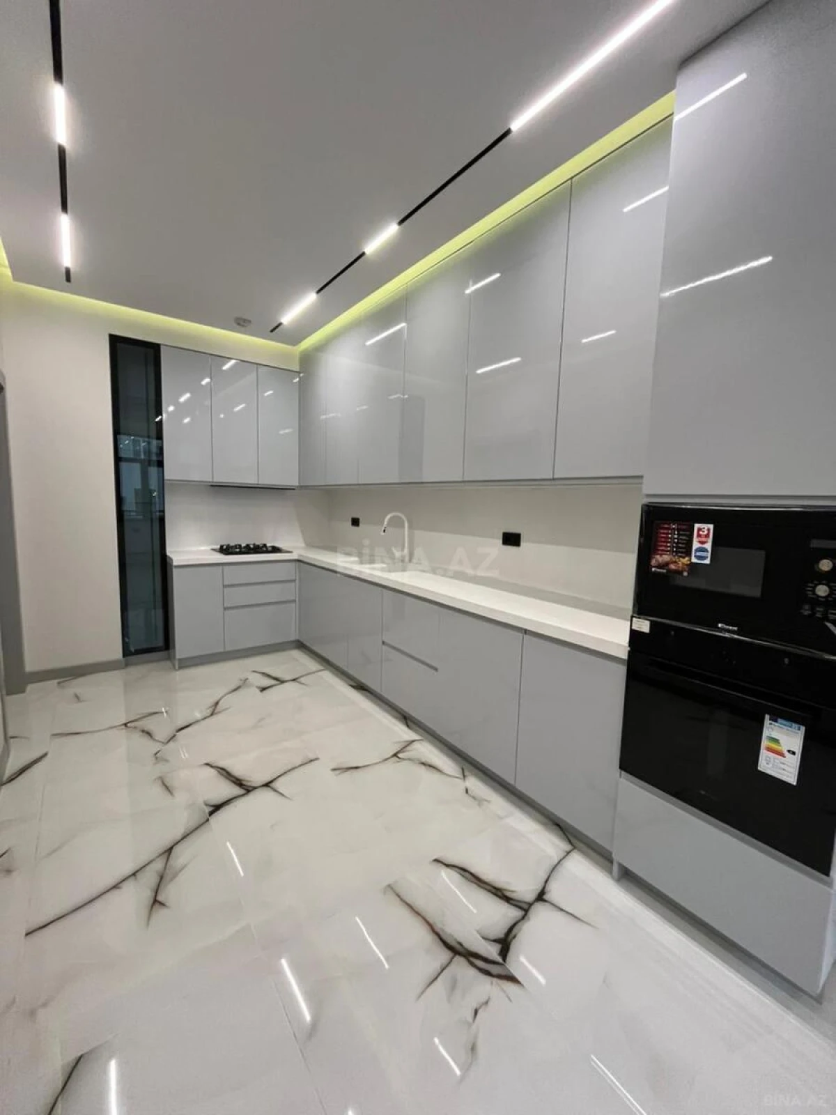 Satılır 4 otaqlı mənzil 145 m²