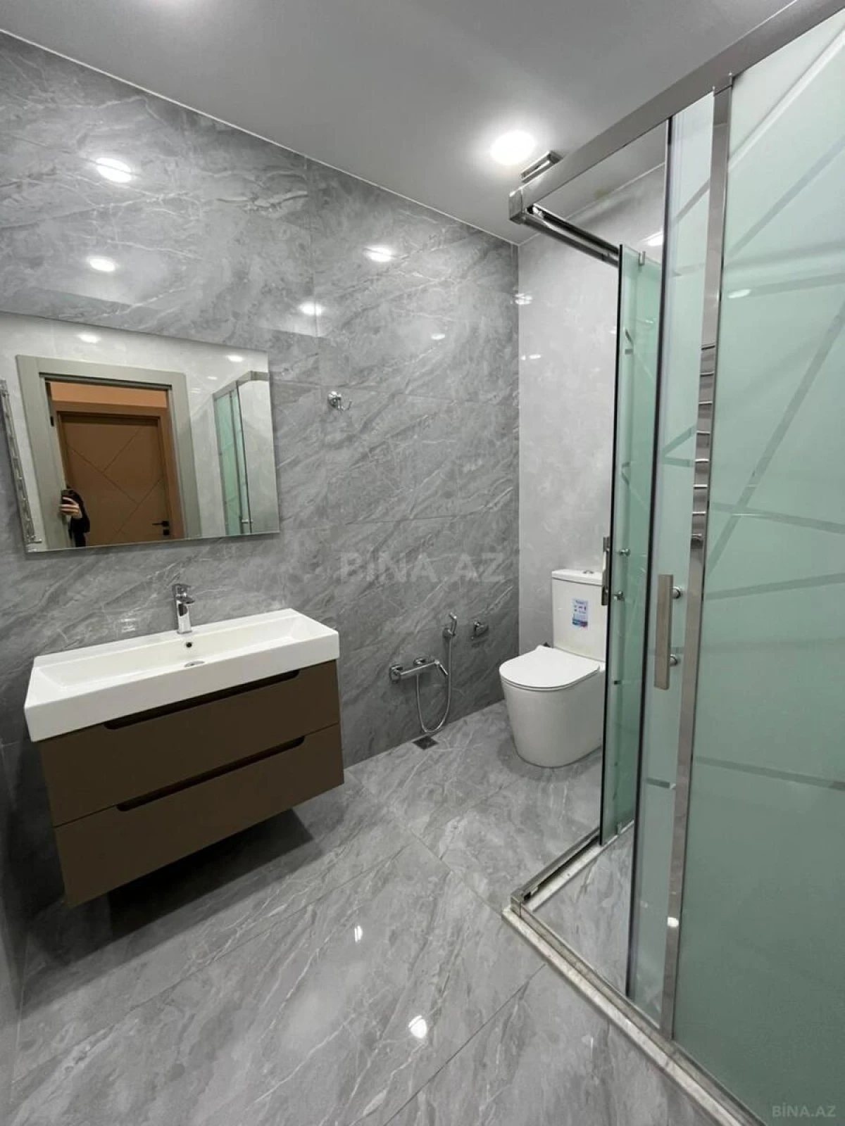 Satılır 4 otaqlı mənzil 145 m²