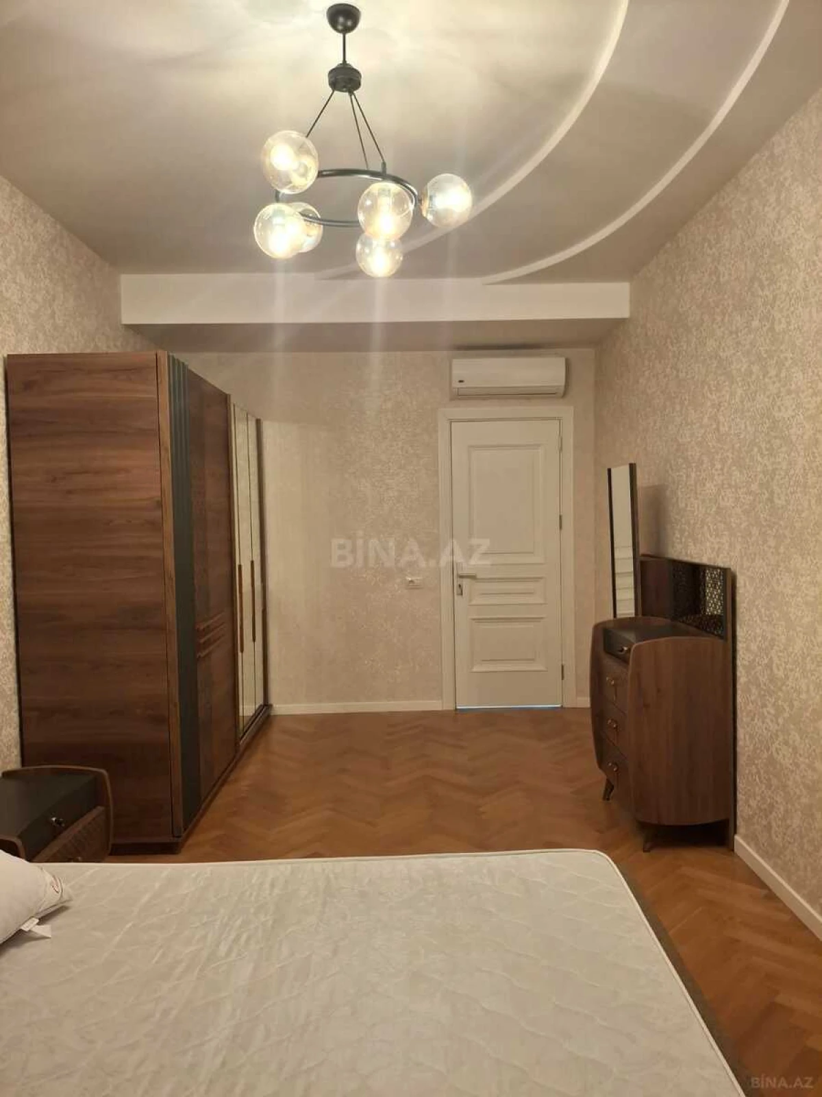 Kirayə verilir 3 otaqlı mənzil 140 m²