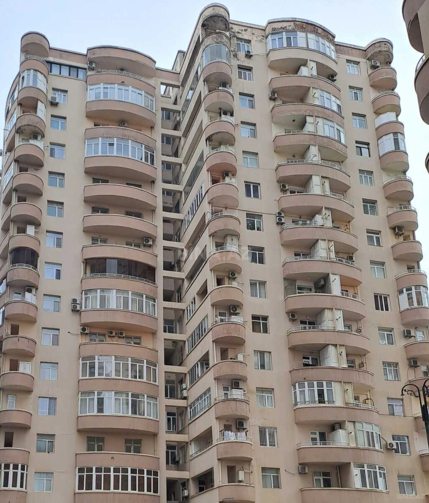 Satılır 3 otaqlı mənzil 151 m²
