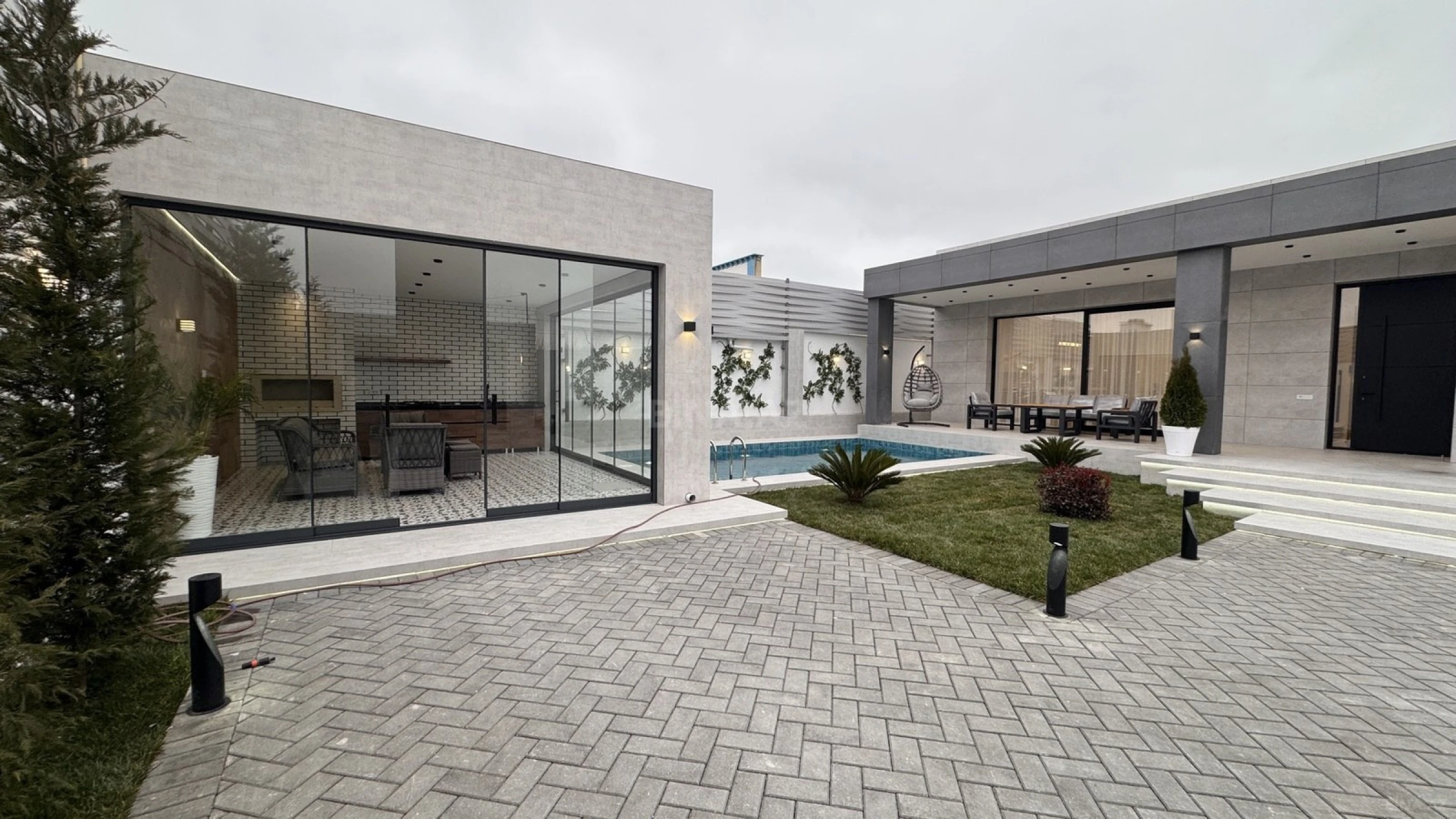 Satılır 5 otaqlı həyət evi 250 m²