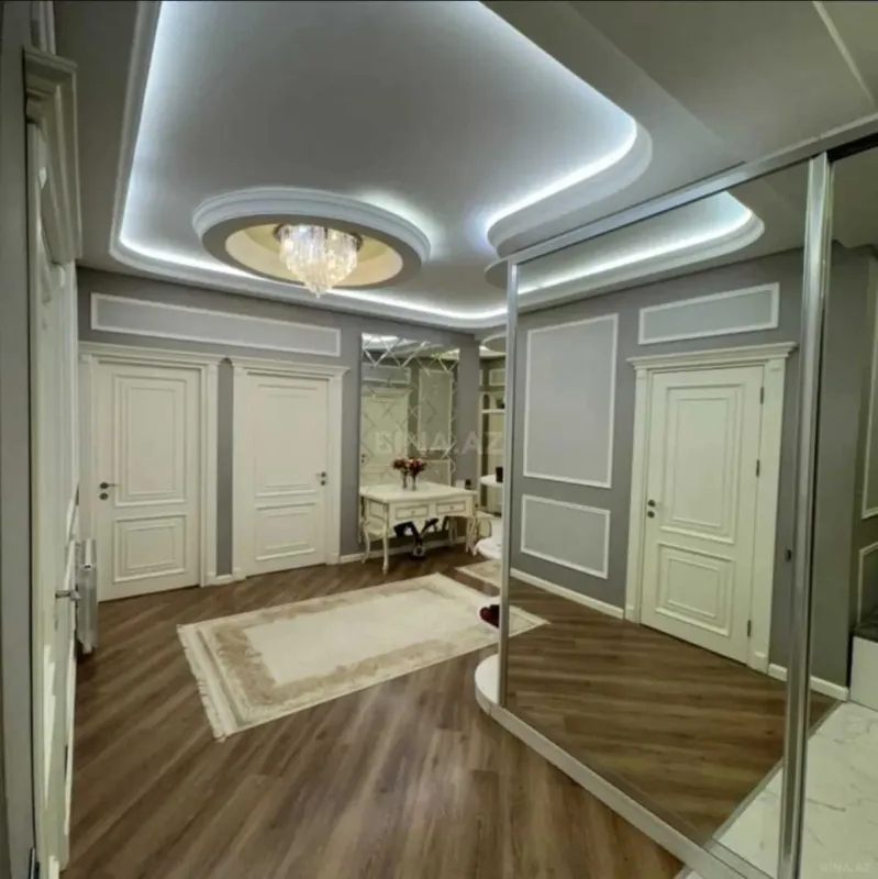 Satılır 4 otaqlı mənzil 182 m²