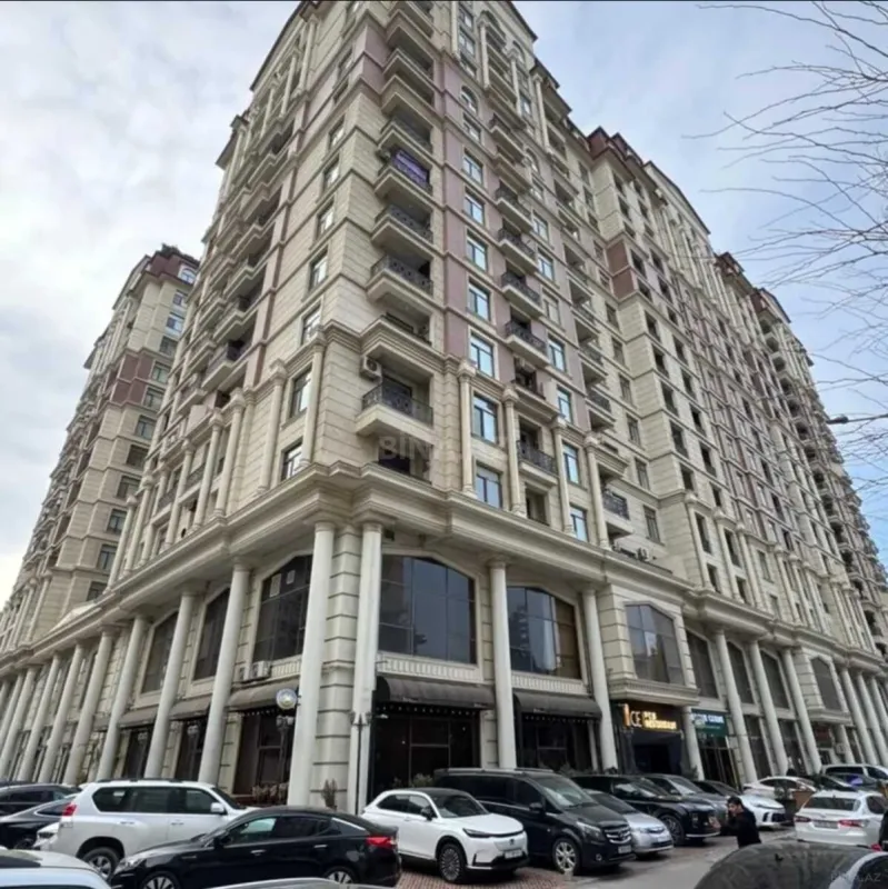 Satılır 4 otaqlı mənzil 182 m²