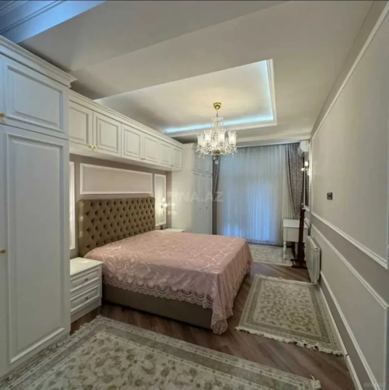 Satılır 4 otaqlı mənzil 182 m²