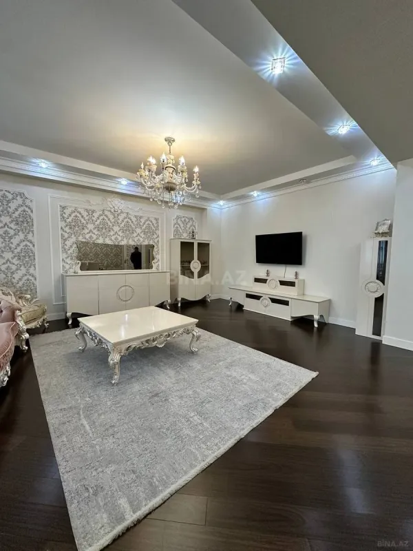 Satılır 4 otaqlı mənzil 240 m²