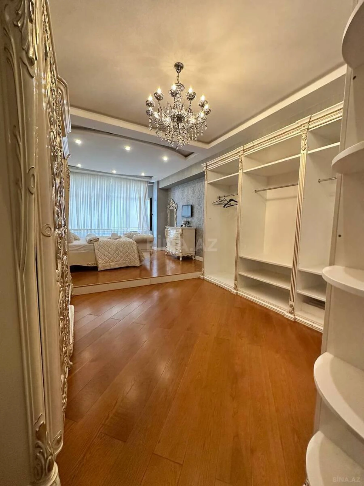 Satılır 4 otaqlı mənzil 240 m²