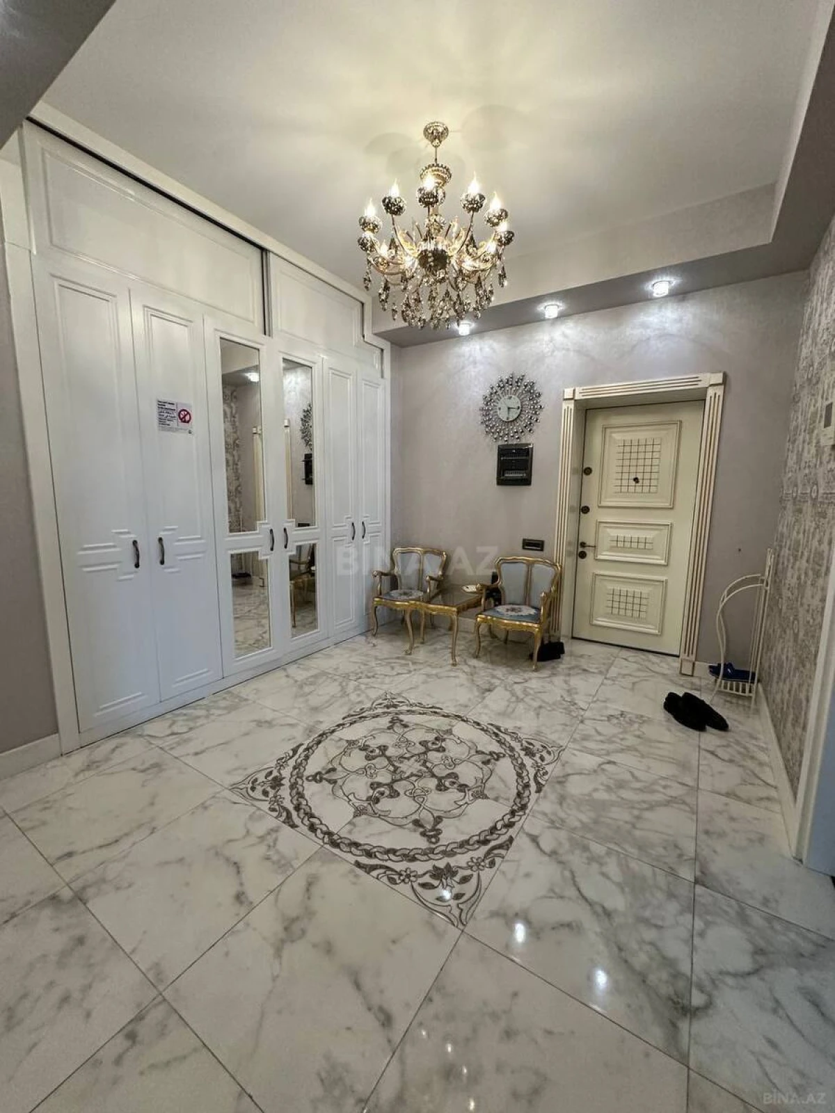 Satılır 4 otaqlı mənzil 240 m²