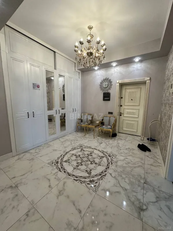 Satılır 4 otaqlı mənzil 240 m²