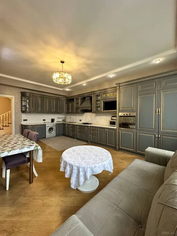 Satılır 4 otaqlı mənzil 240 m²