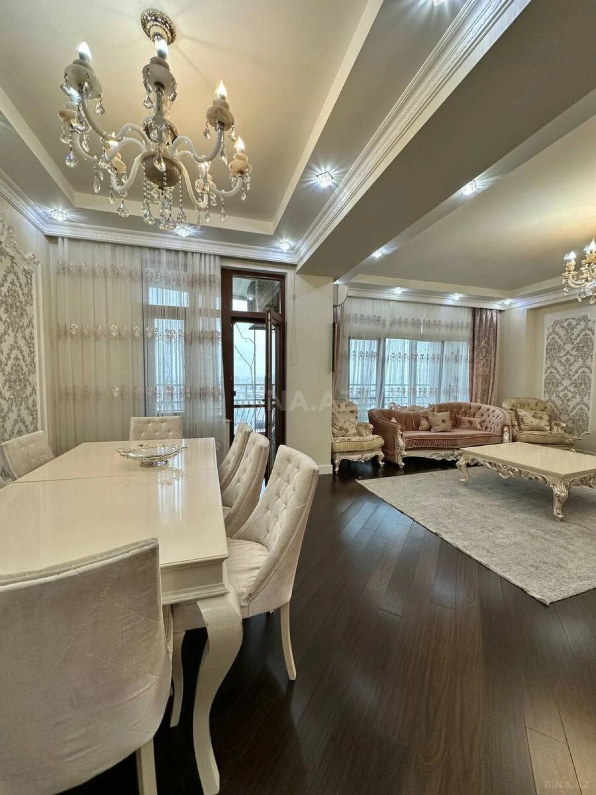 Satılır 4 otaqlı mənzil 240 m²