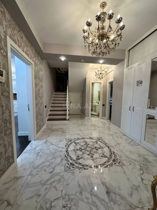 Satılır 4 otaqlı mənzil 240 m²