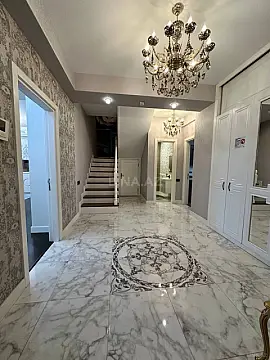 Satılır 4 otaqlı mənzil 240 m²