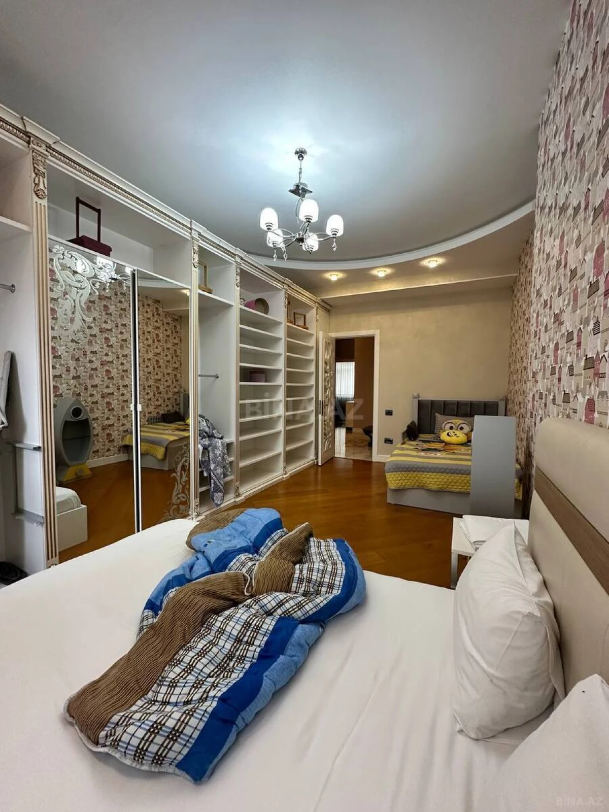 Satılır 4 otaqlı mənzil 240 m²