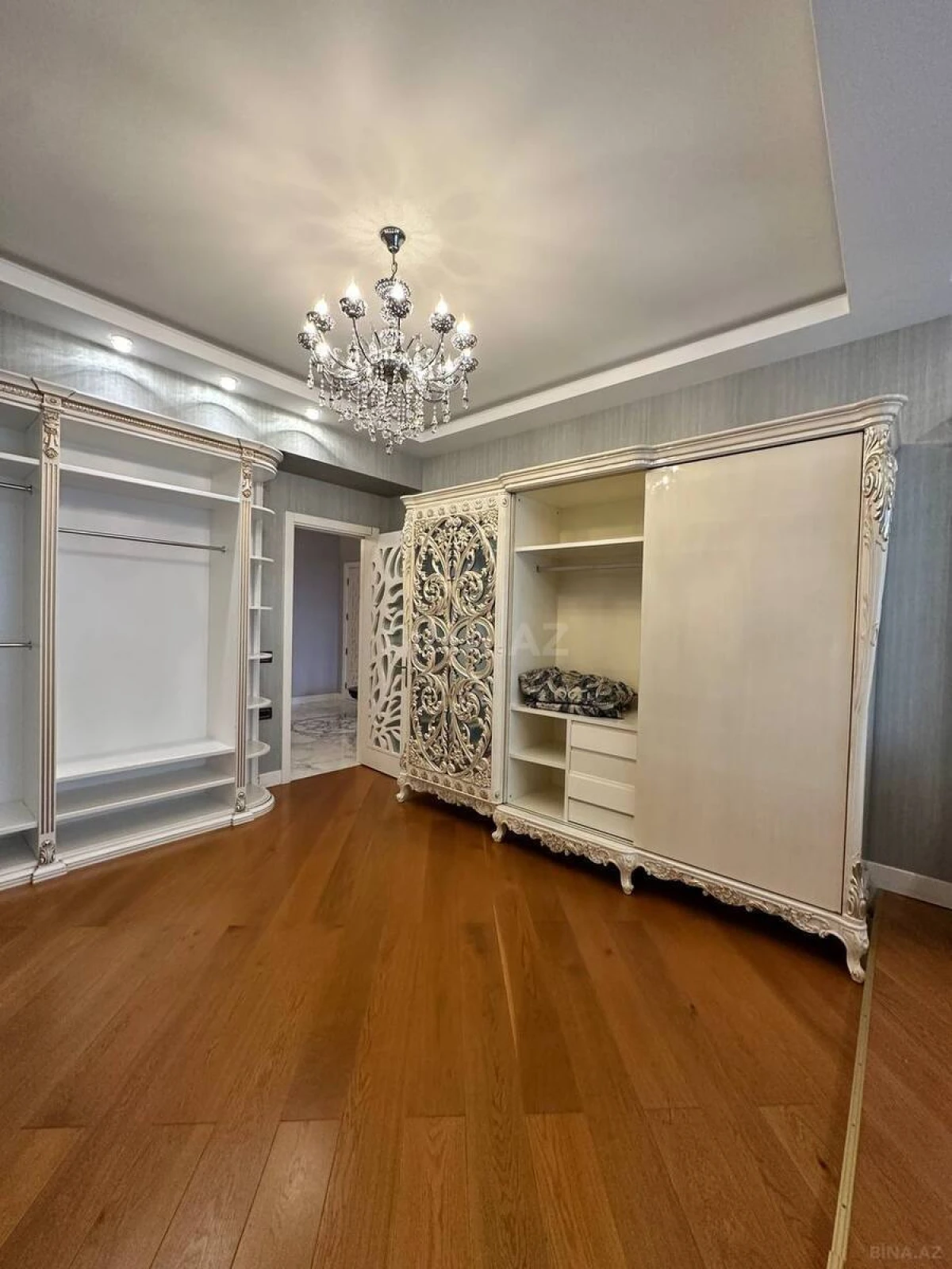 Satılır 4 otaqlı mənzil 240 m²