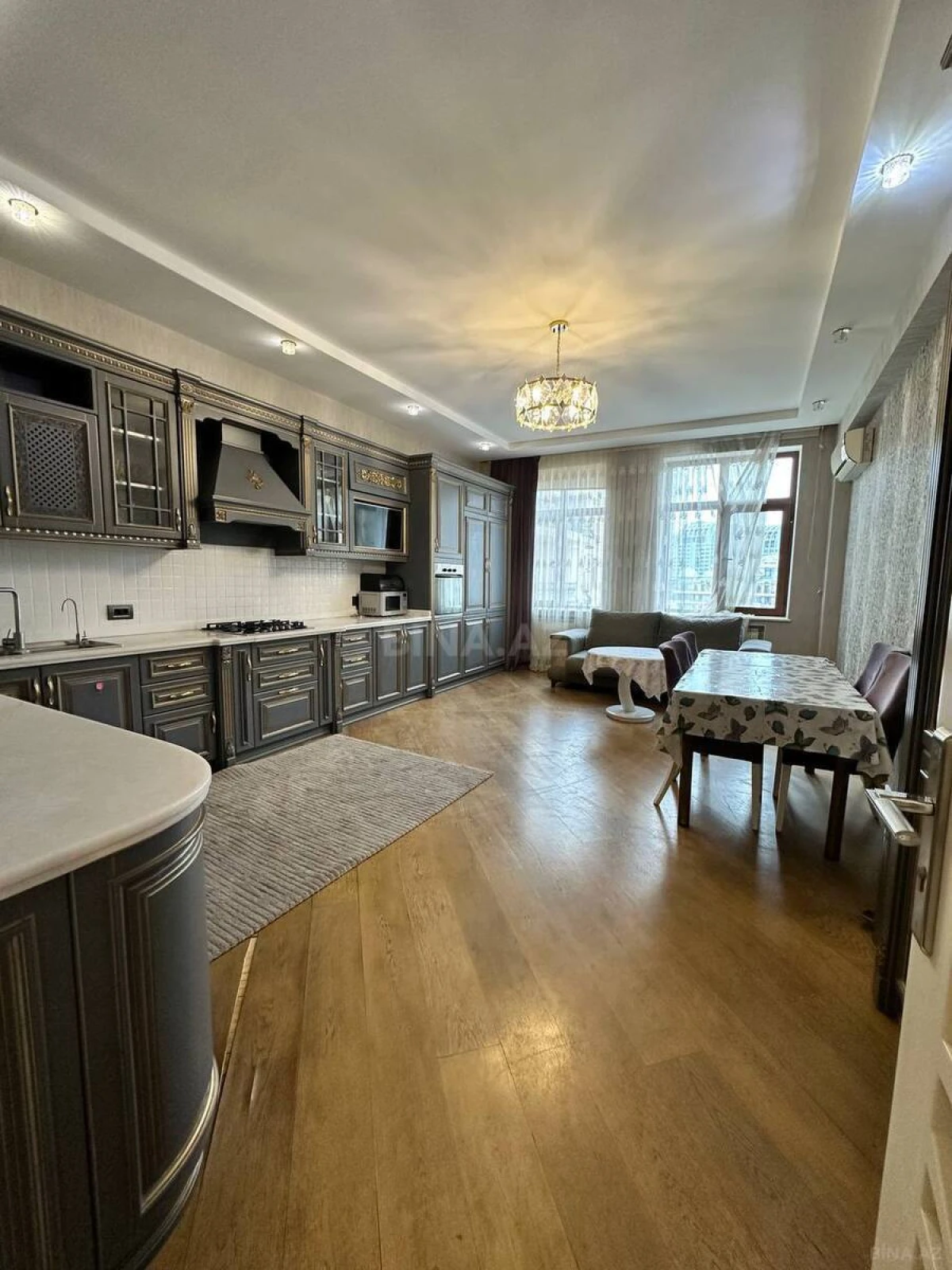 Satılır 4 otaqlı mənzil 240 m²