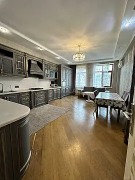 Satılır 4 otaqlı mənzil 240 m²