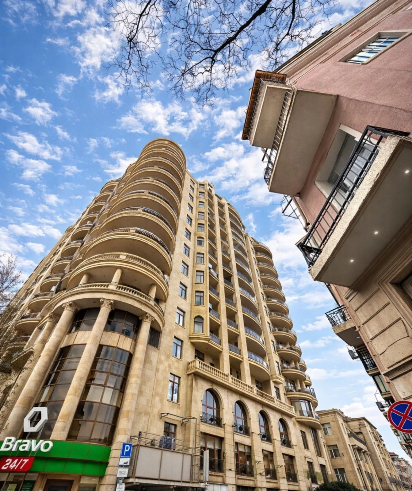 Satılır 4 otaqlı mənzil 240 m²
