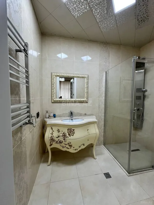 Satılır 4 otaqlı mənzil 240 m²