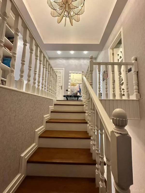 Satılır 4 otaqlı mənzil 240 m²